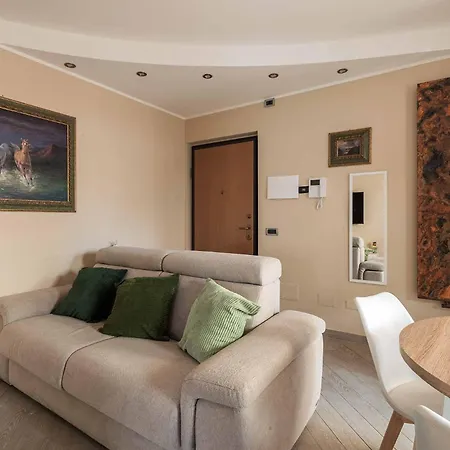 Apartment Back In Rhome - Int 1 *